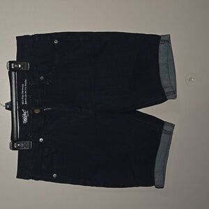 Super stretchy mid rise Bermuda shorts